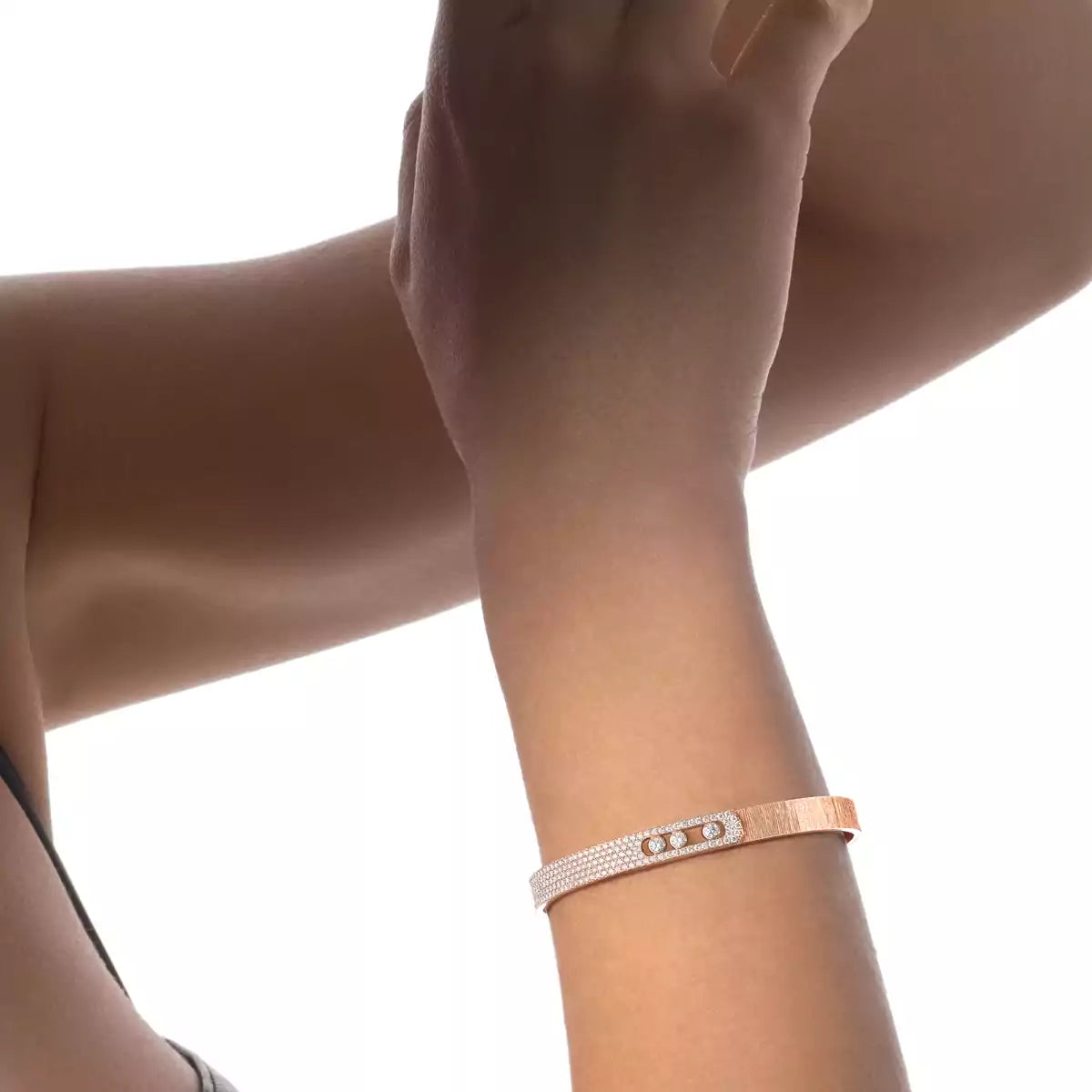 [Glow Jewelry]Move Noa Ciselé half pavé bangle