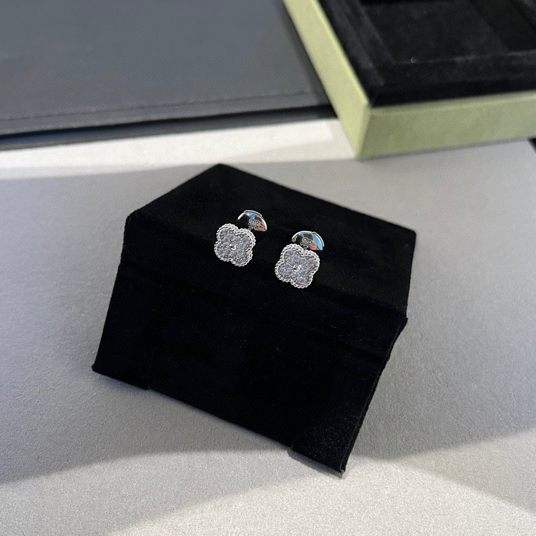 [Glow Jewelry]CLOVER MINI DIAMOND STUD EARRINGS